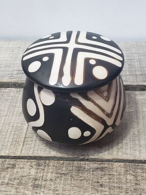 PERUVIAN POTTERY Artist Signed Chulacanas Peru Jose Marquez Mini  Lidded Jar Pot